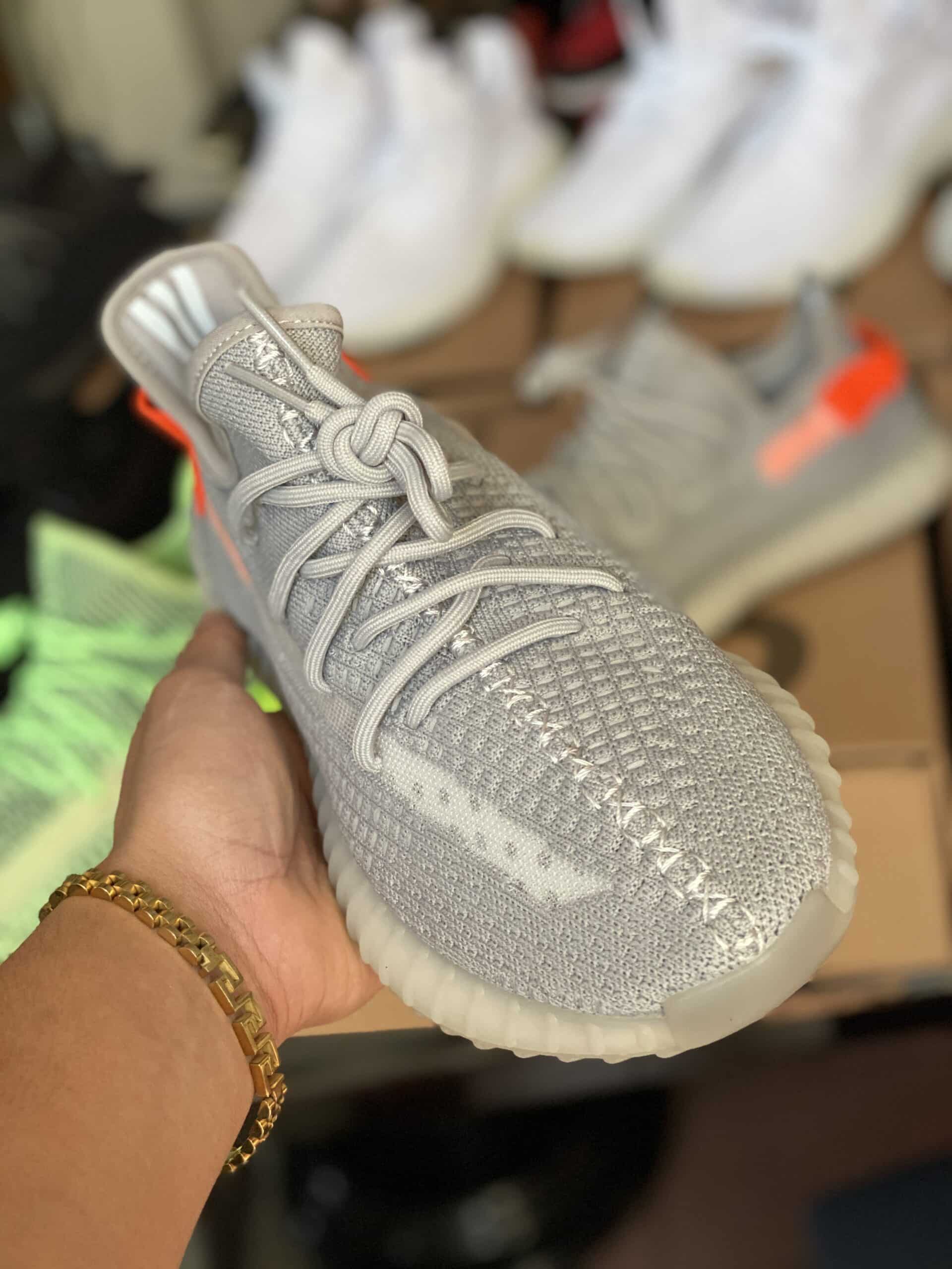 Yeezy Tail Light exclusive release Rusia