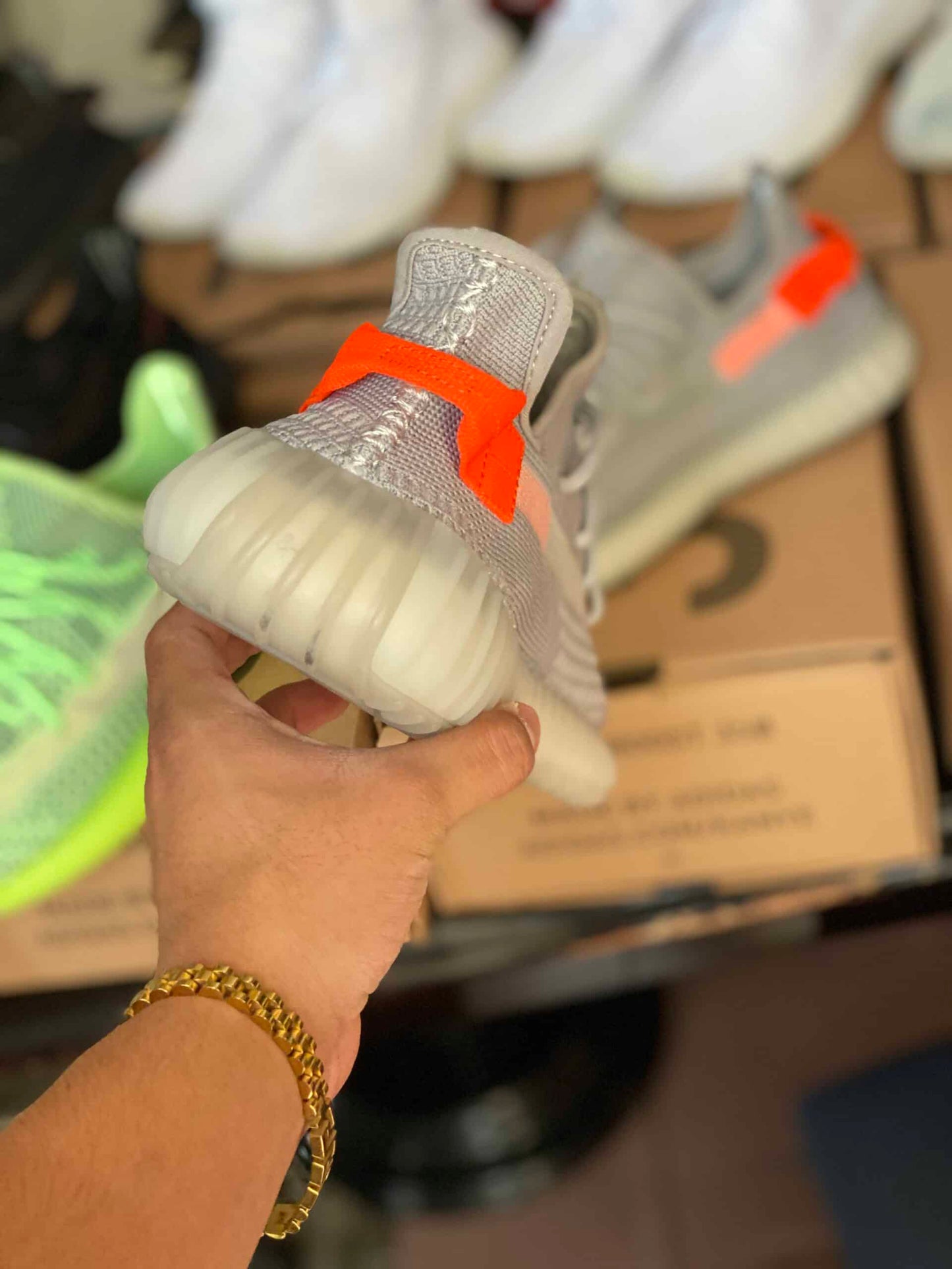 Yeezy Tail Light exclusive release Rusia