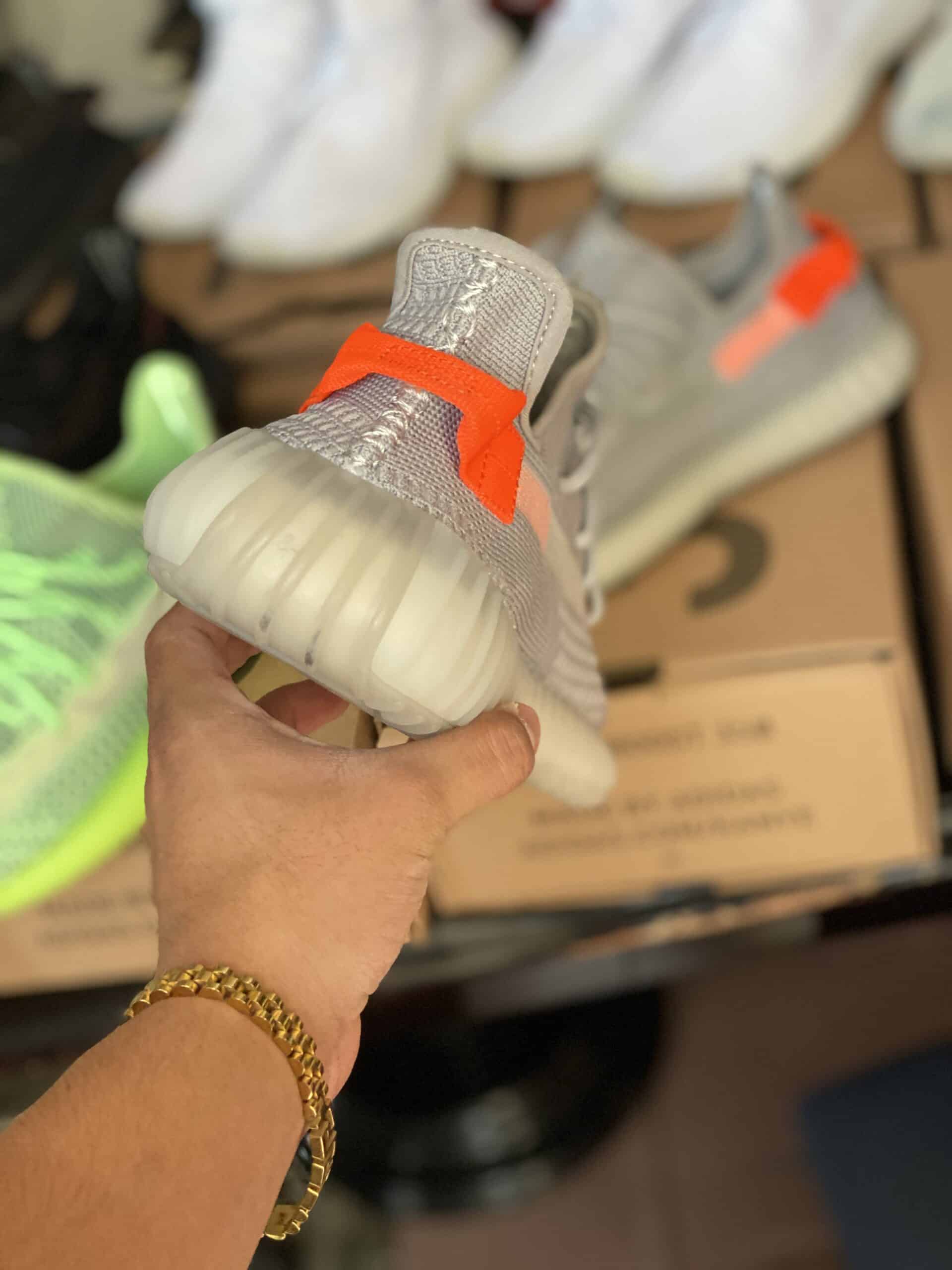 Yeezy Tail Light exclusive release Rusia