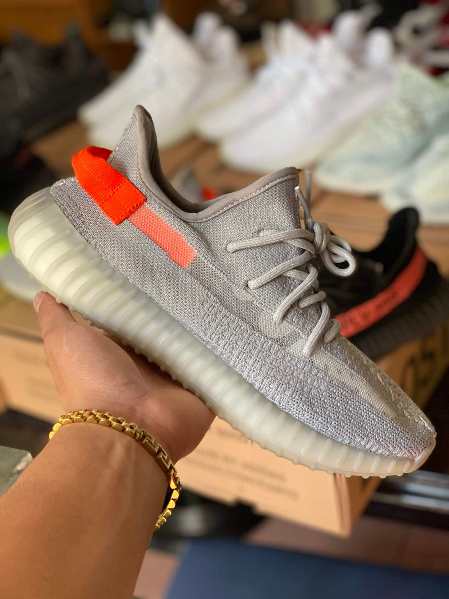 Yeezy Tail Light exclusive release Rusia
