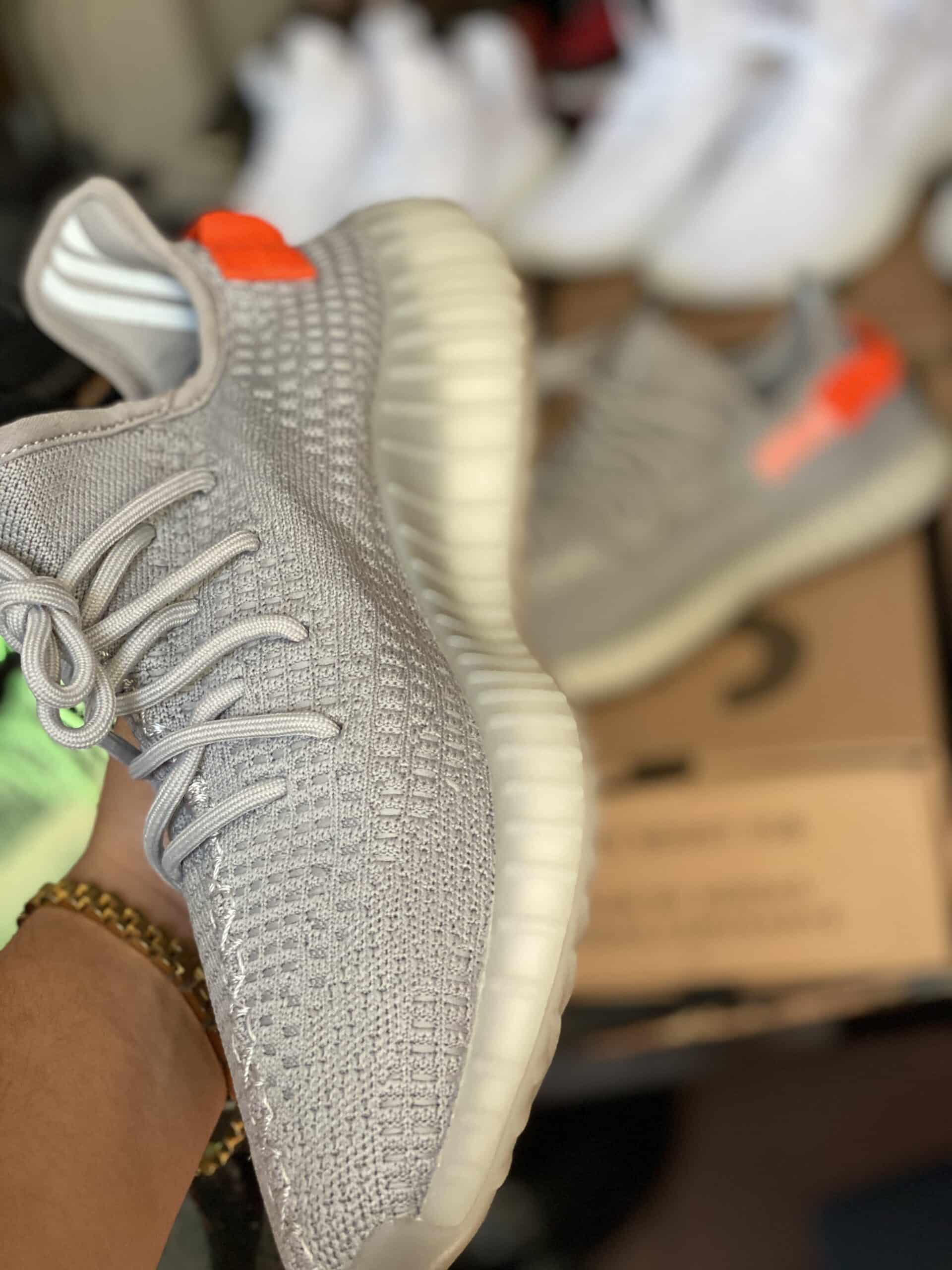 Yeezy Tail Light exclusive release Rusia