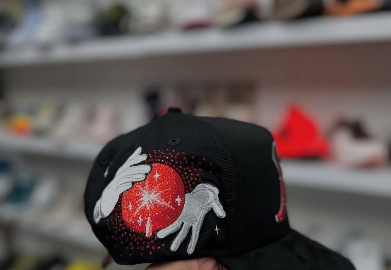 31 HATS EL MAGO ROJA